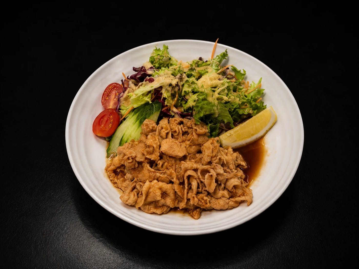 Buta shoga yaki: sliced pork in ginger sauce with salad and lemon