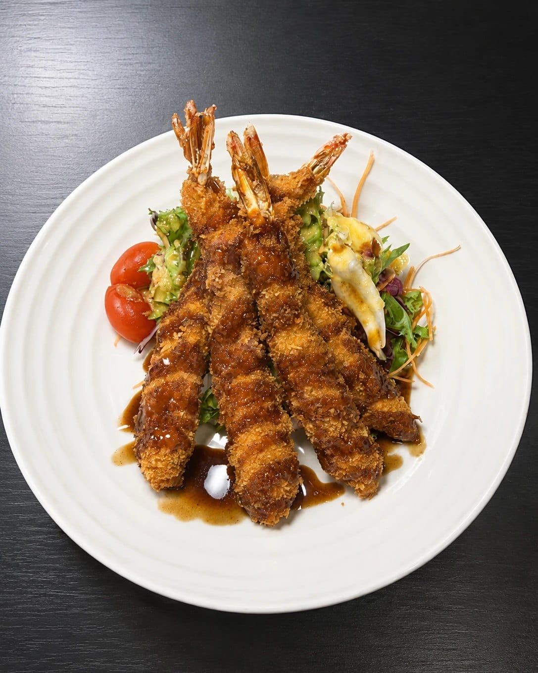 Ebi fry: breaded king prawns with salad and sauce